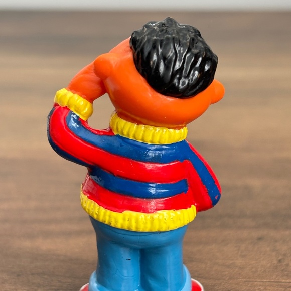 VINTAGE Sesame Street ERNIE Smiling Touching Face Applause PVC Toy Figure Topper - Picture 4 of 7
